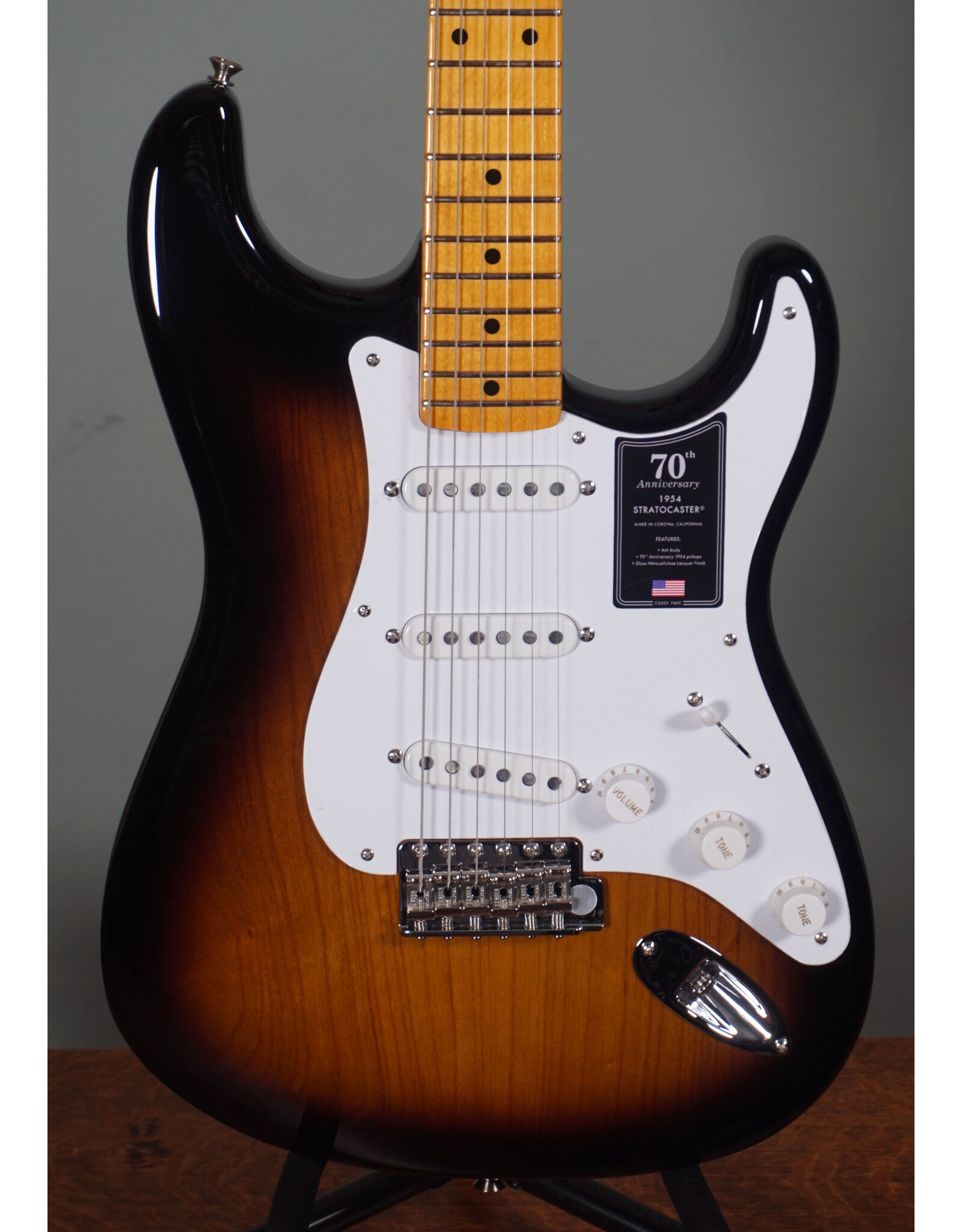 Fender Fender 70th Anniversary American Vintage II 1954 Stratocaster, 2-Color Sunburst w/ Vintage-Style Tweed Case