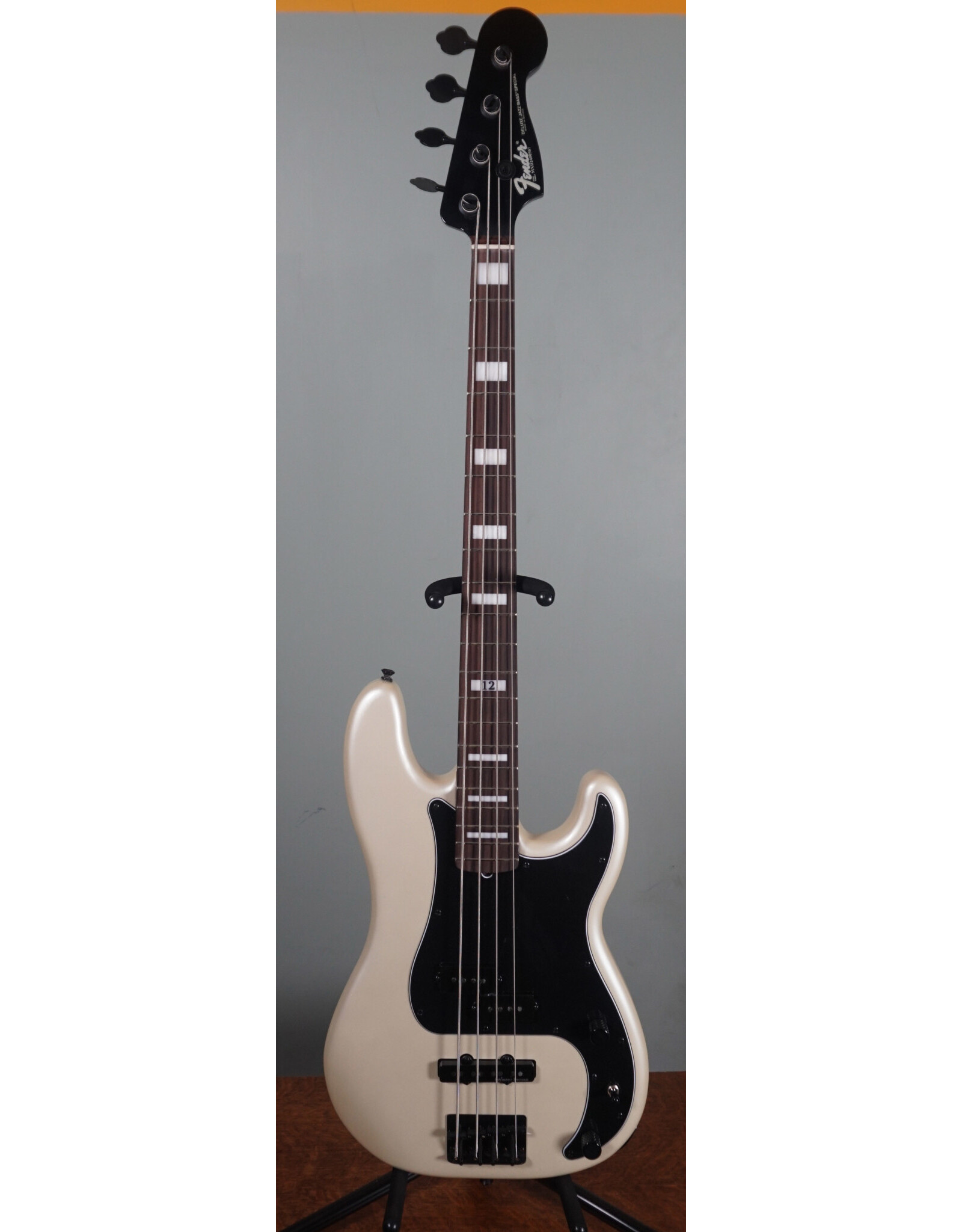 Fender Fender Duff McKagan Deluxe Precision Bass, Rosewood Fingerboard, White Pearl