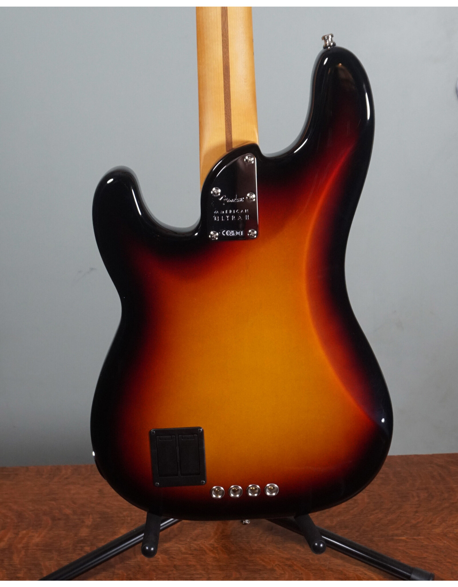 Fender Fender American Ultra II Precision Bass, Maple Fingerboard, Ultraburst w/ Deluxe Molded Case