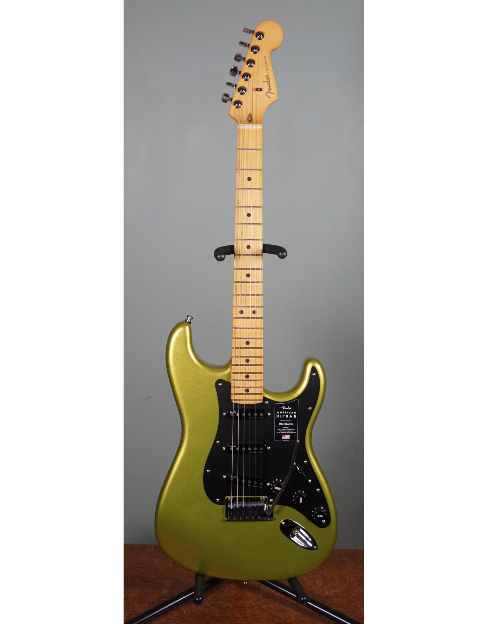 Fender Fender American Ultra II Stratocaster, Maple Fingerboard, Solar Flare w/ Deluxe Molded Case
