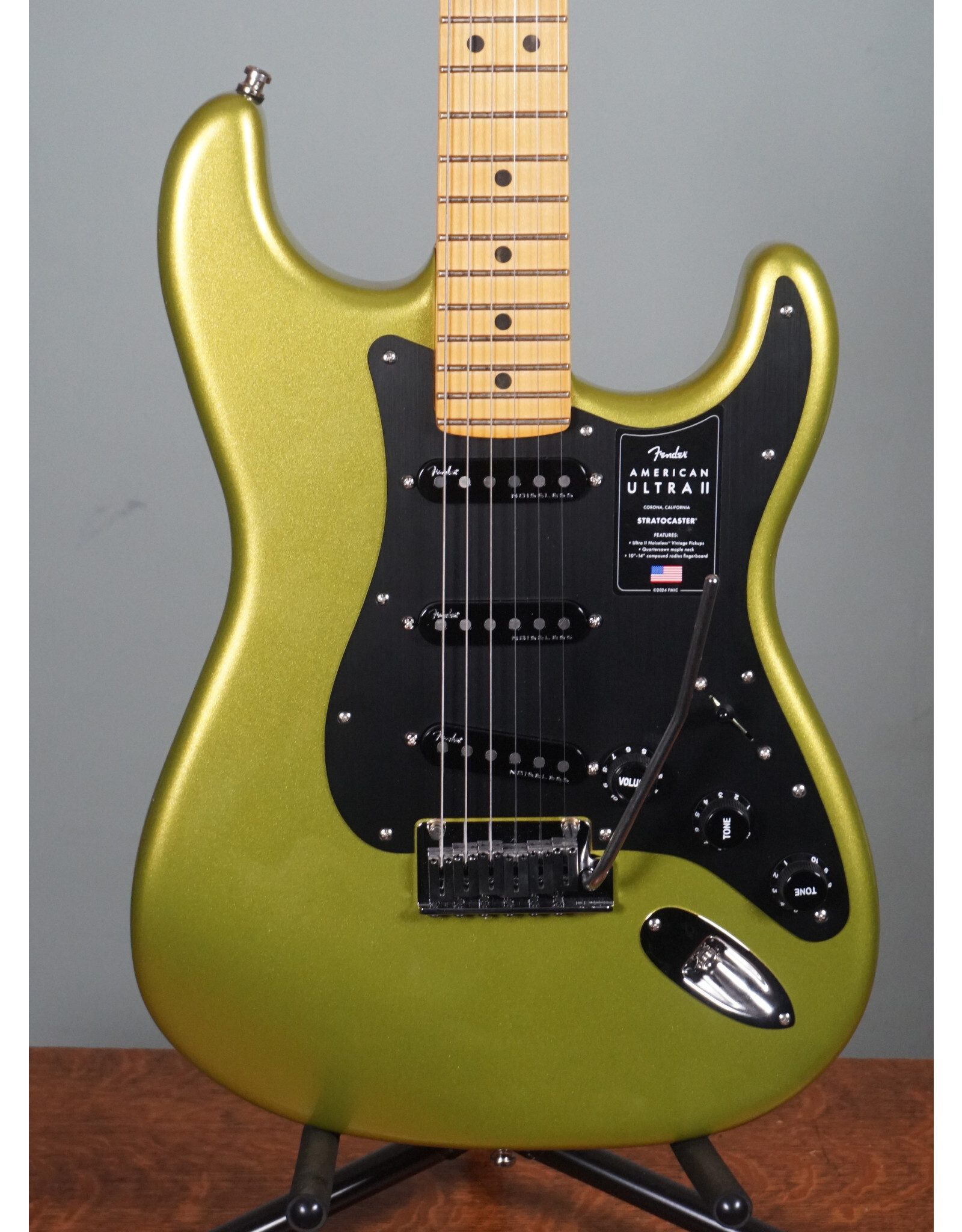 Fender Fender American Ultra II Stratocaster, Maple Fingerboard, Solar Flare w/ Deluxe Molded Case