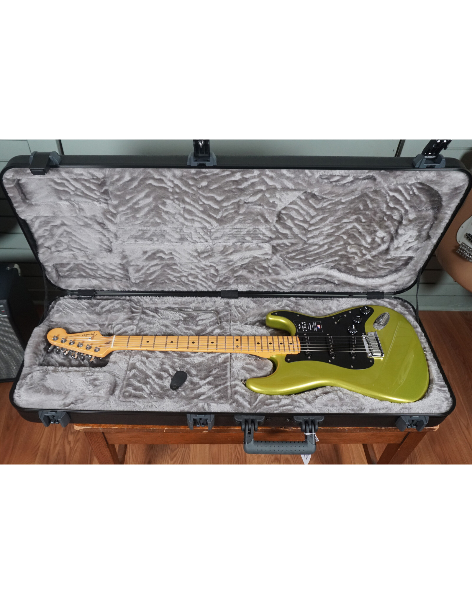 Fender Fender American Ultra II Stratocaster, Maple Fingerboard, Solar Flare w/ Deluxe Molded Case