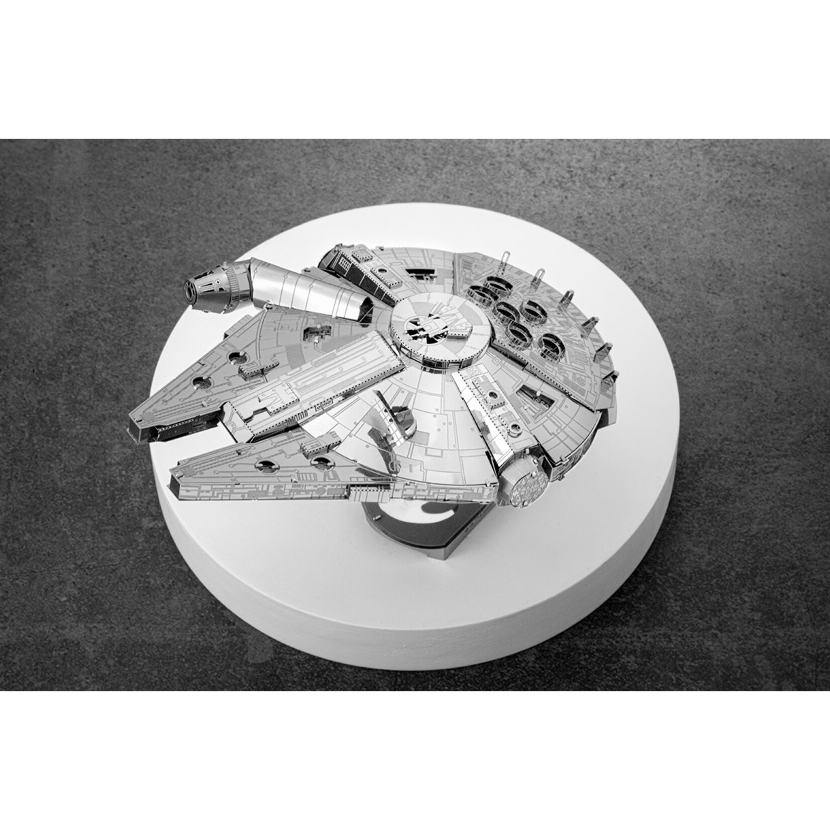 Premium Millennium Falcon Star Wars