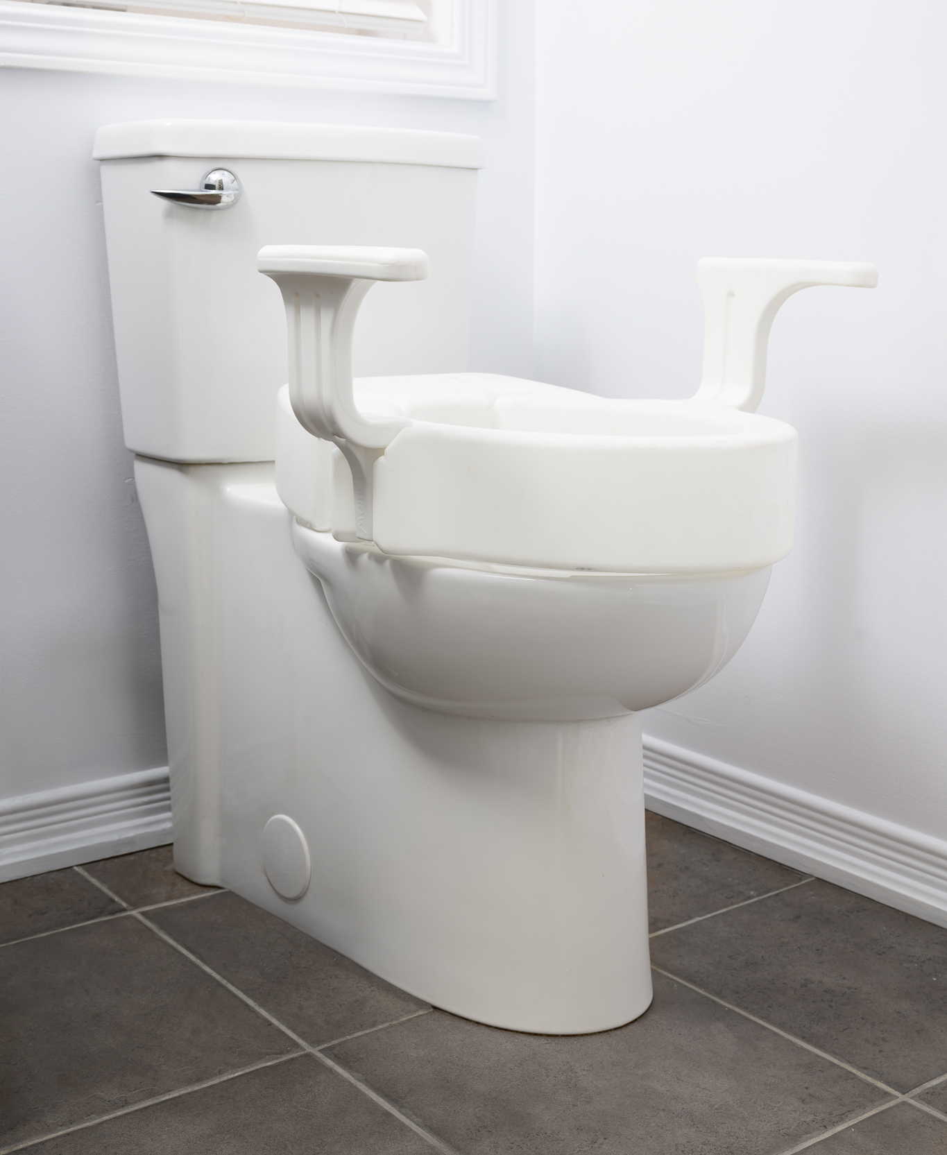MOBB - MOBB MOBB 4" Hinged Raised Toilet Seat w/Handles