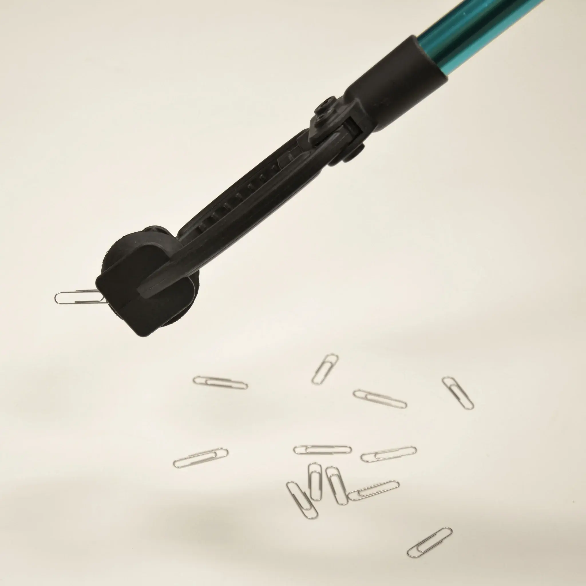 BOS-BIOS Heavy Duty Reach and Grip with Suction Cups Rotates 360° Length: 34"