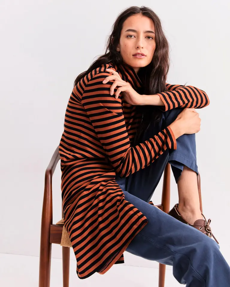 Kule The Turtleneck in Copper/Black