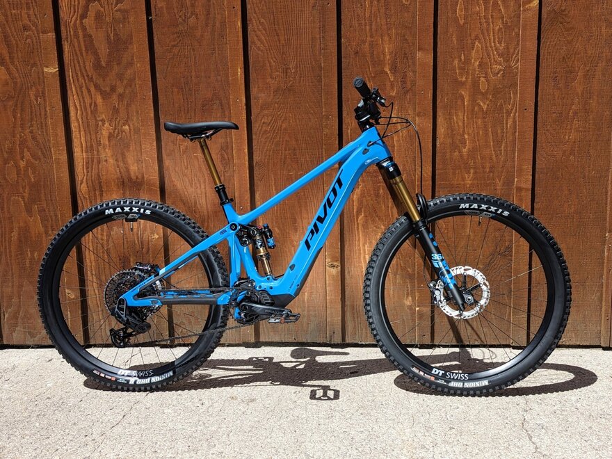 pivot-2025-pivot-shuttle-am-