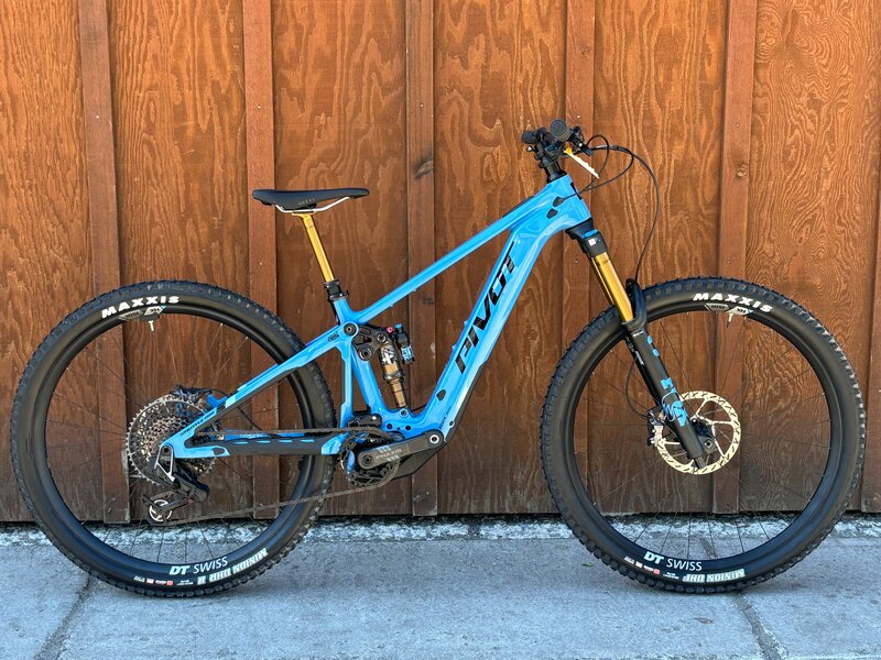 2025 Pivot Shuttle AM Pro X0 Race 29