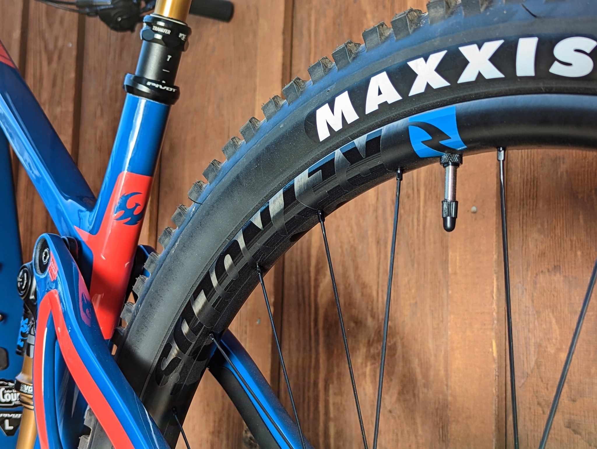 Pivot 2025 Pivot Shuttle SL Team XTR Carbon Wheels 29"