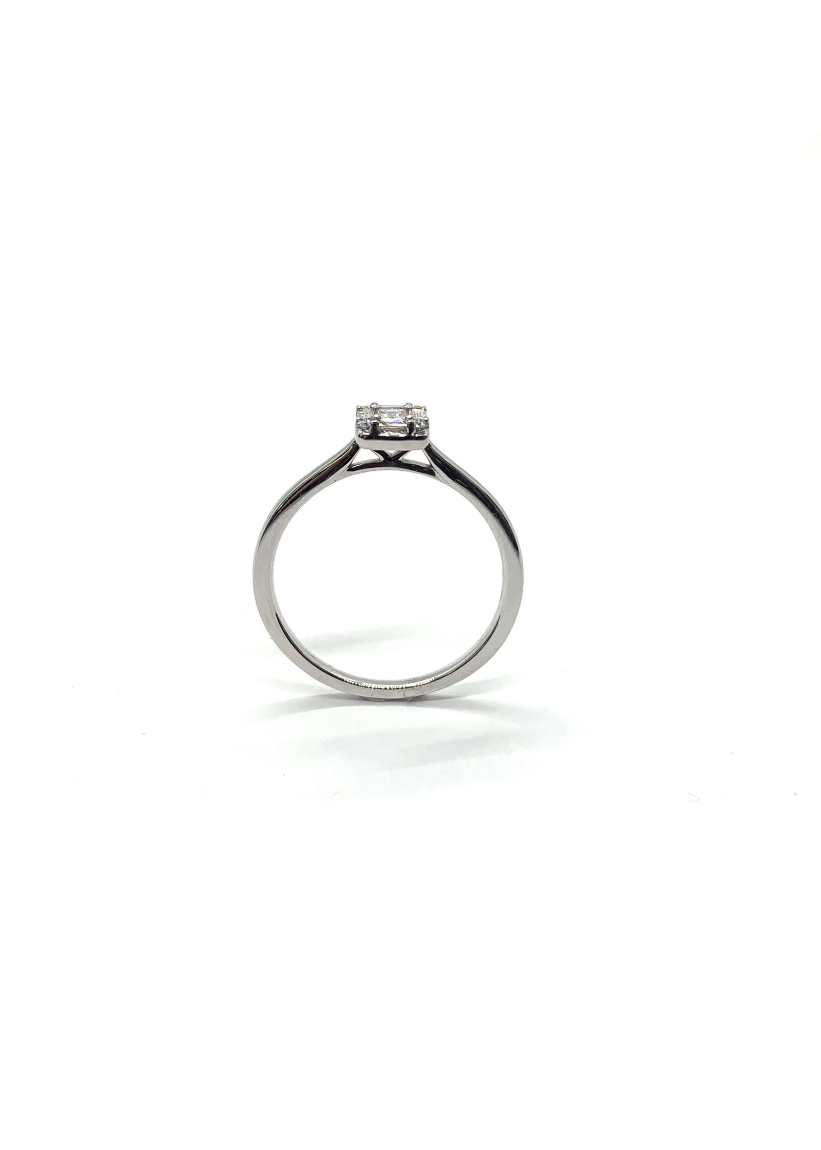 Bague solitaire illusion avec diamants baguettes Or blanc 18K