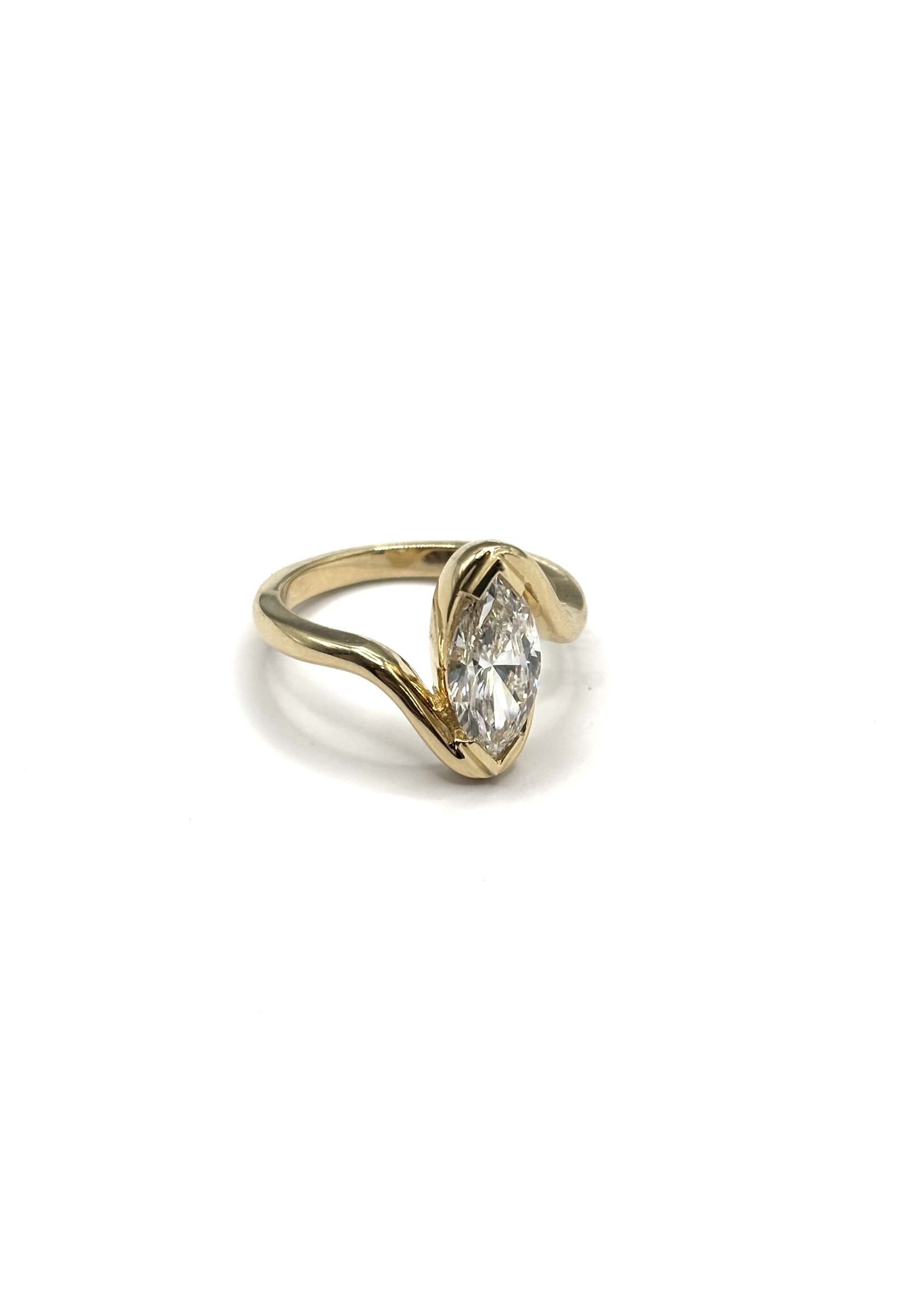 PARÉ Bague «curve» avec diamant marquise en Or 14K