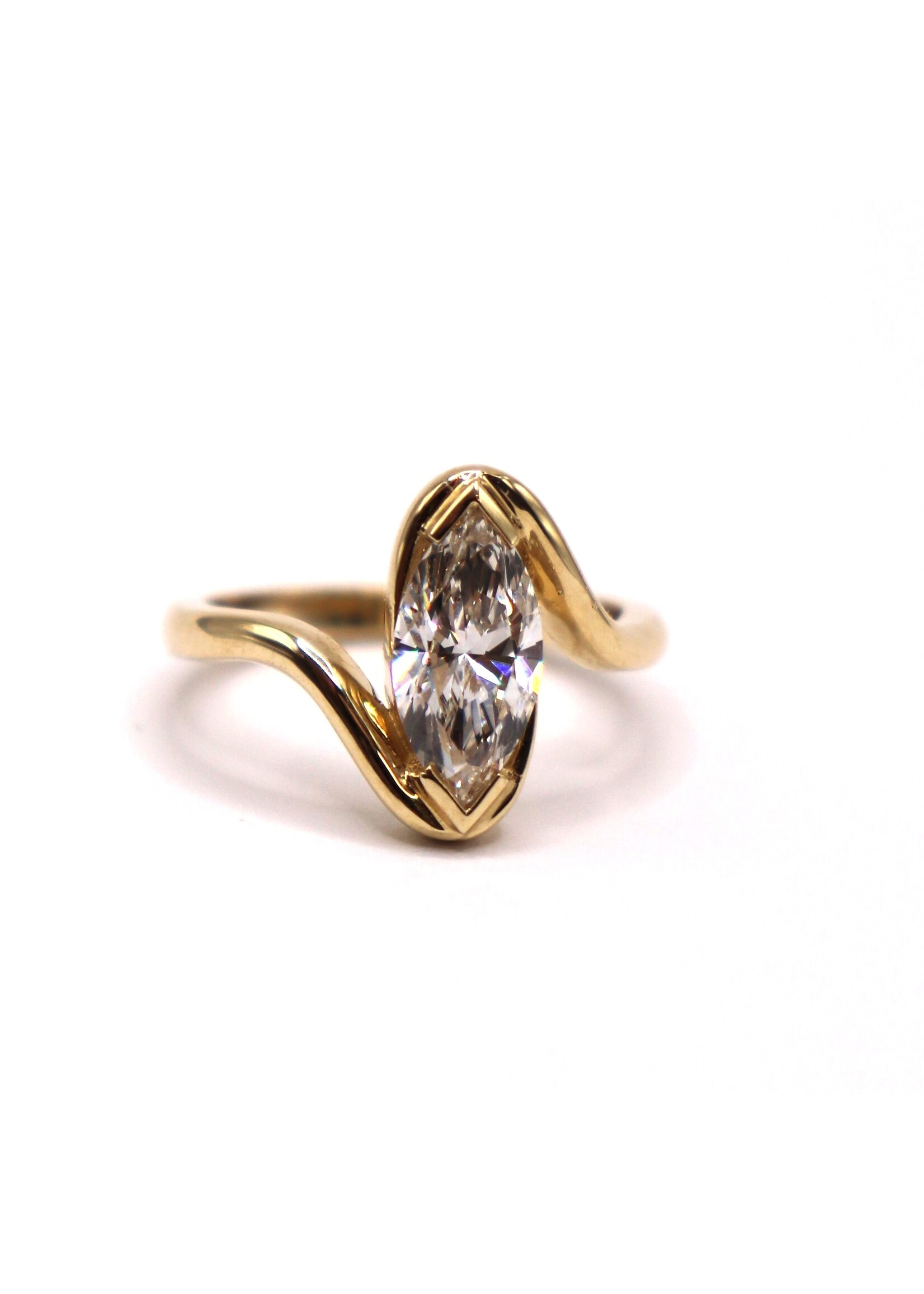 PARÉ Bague «curve» avec diamant marquise en Or 14K