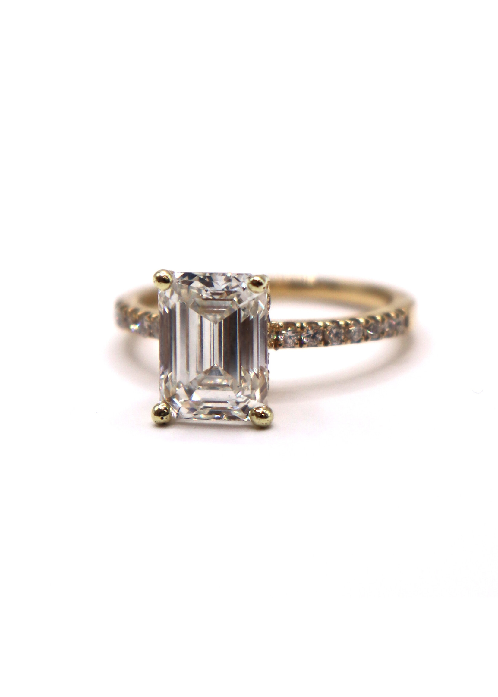 PARÉ Bague solitaire avec diamant «Emerald cut» de 3,5 carat en Or 14K