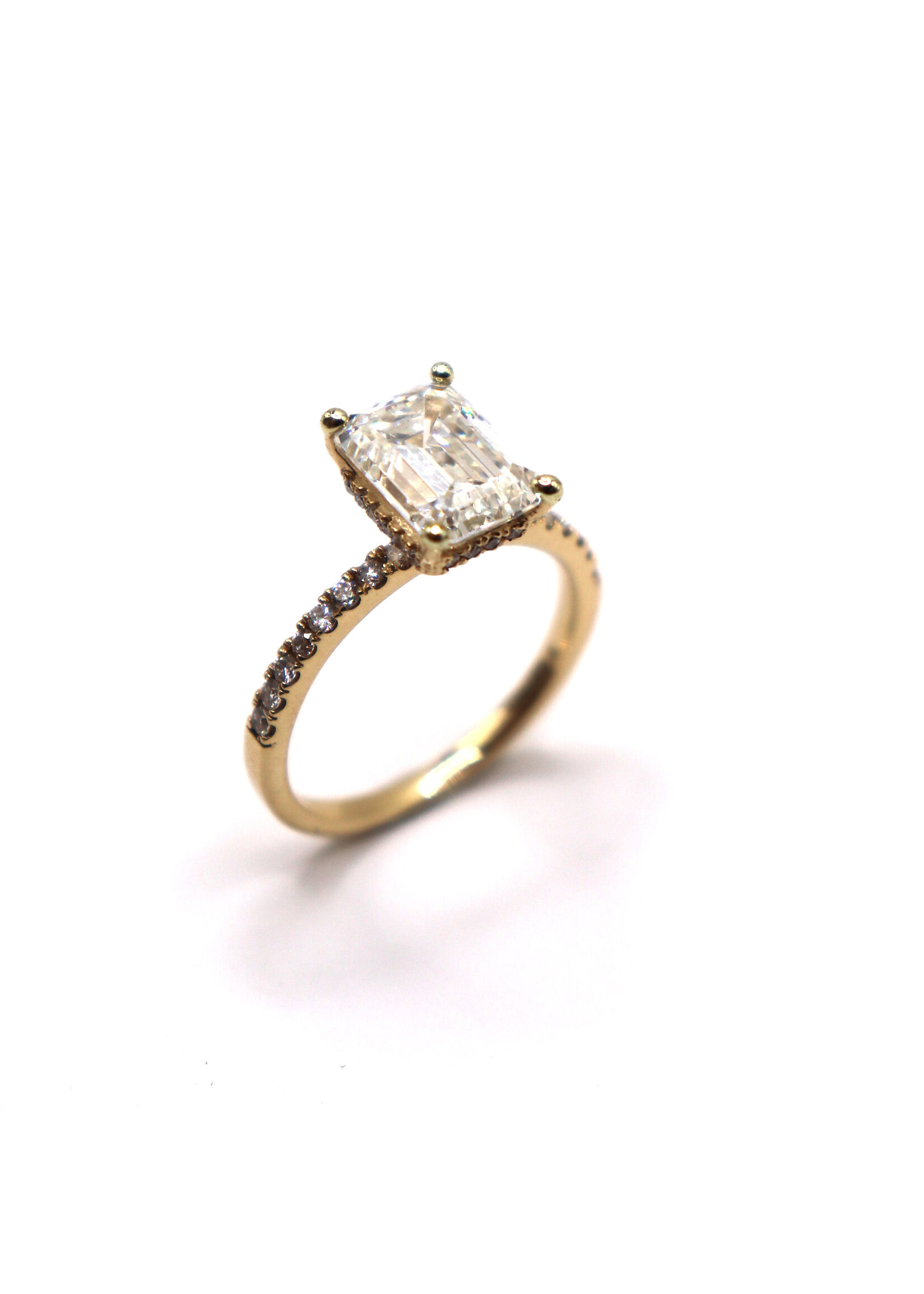 PARÉ Bague solitaire avec diamant «Emerald cut» de 3,5 carat en Or 14K