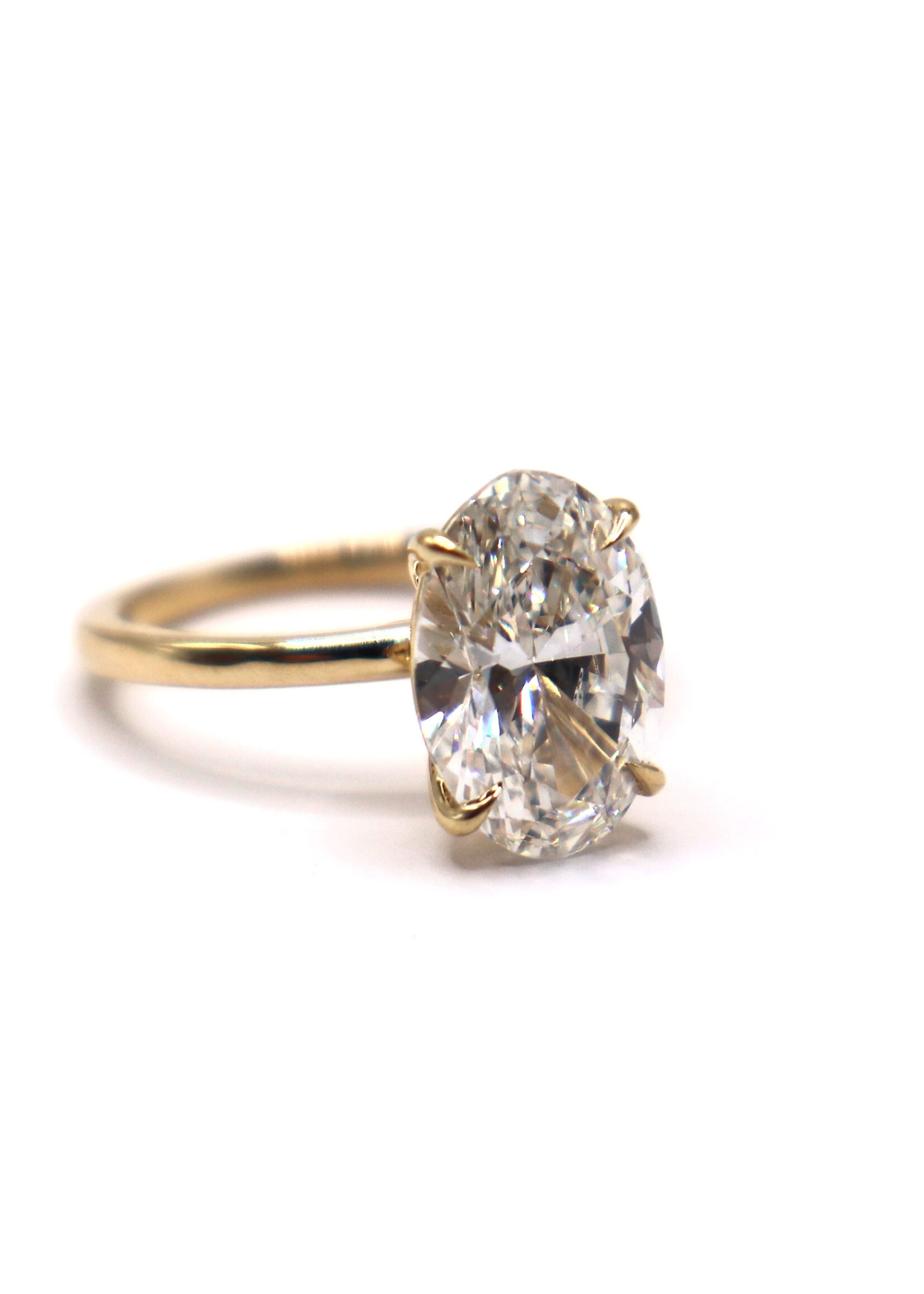 PARÉ Bague solitaire avec diamant ovale de 4 carat en or 14K
