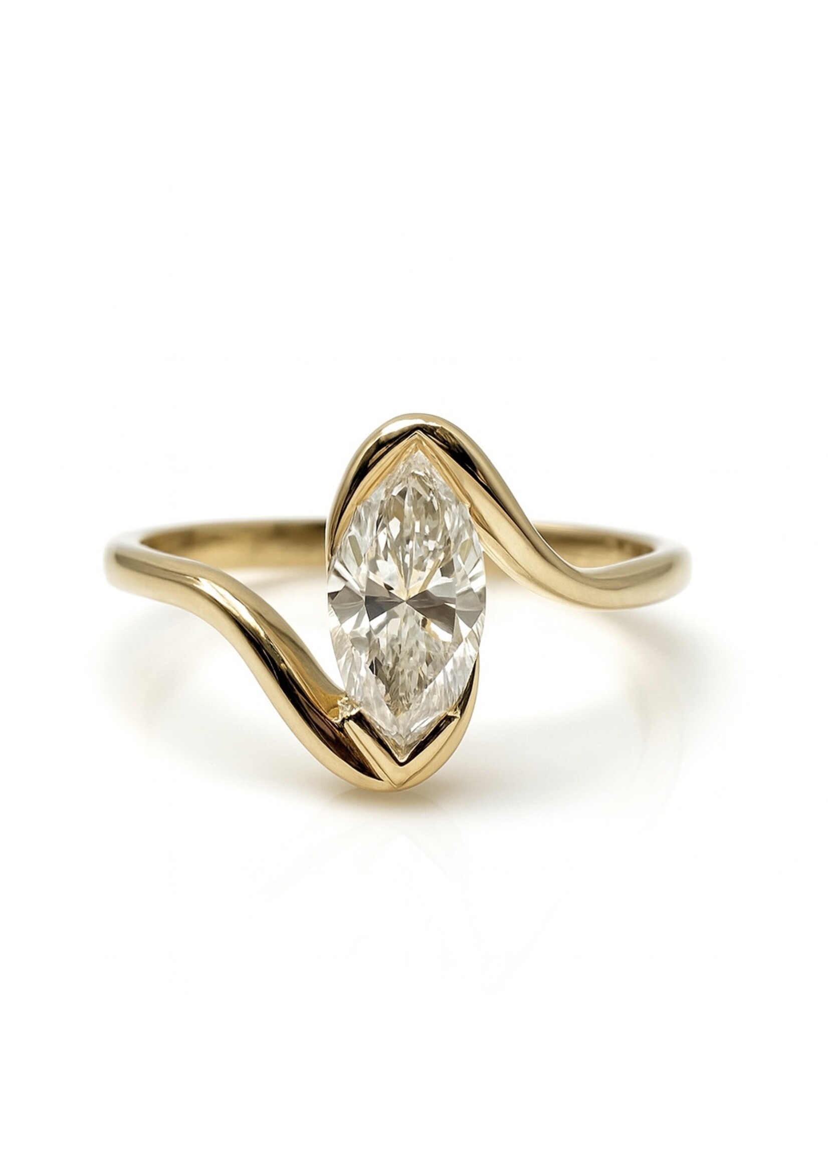 PARÉ Bague solitaire  «curve» avec diamant marquise en Or 14K