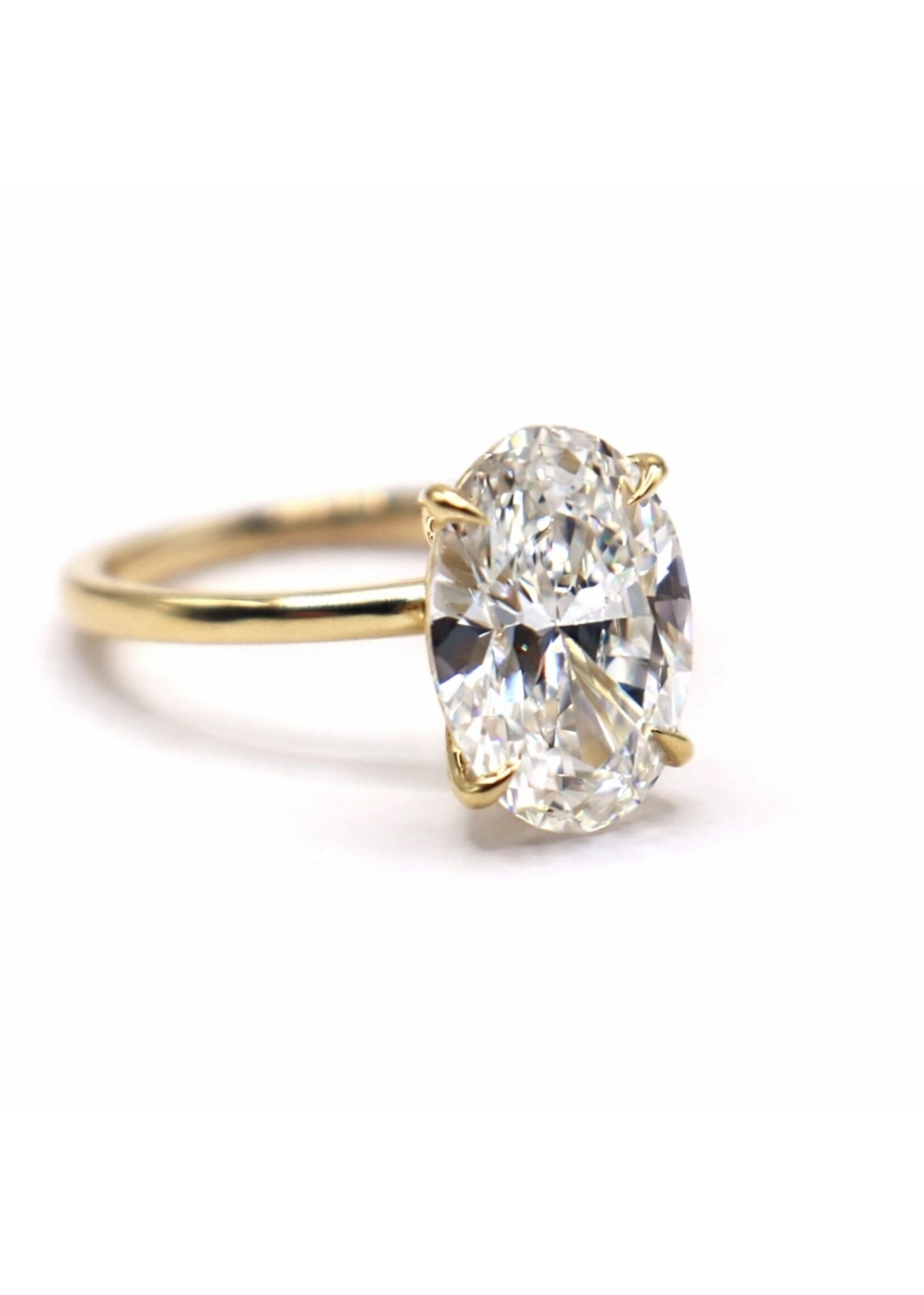 PARÉ Bague solitaire avec diamant ovale de 4 carat en or 14K