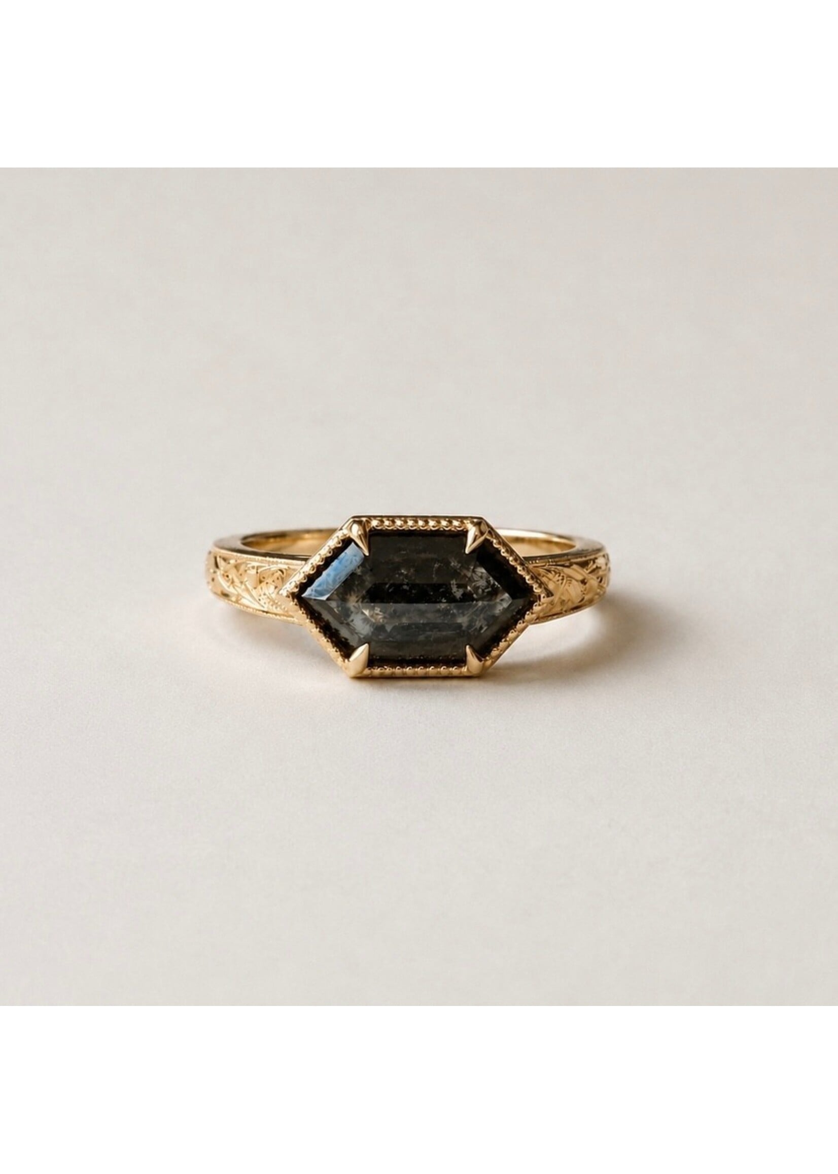 PARÉ Bague solitaire en Or 14K avec diamant Sel & Poivre et gravure à la main