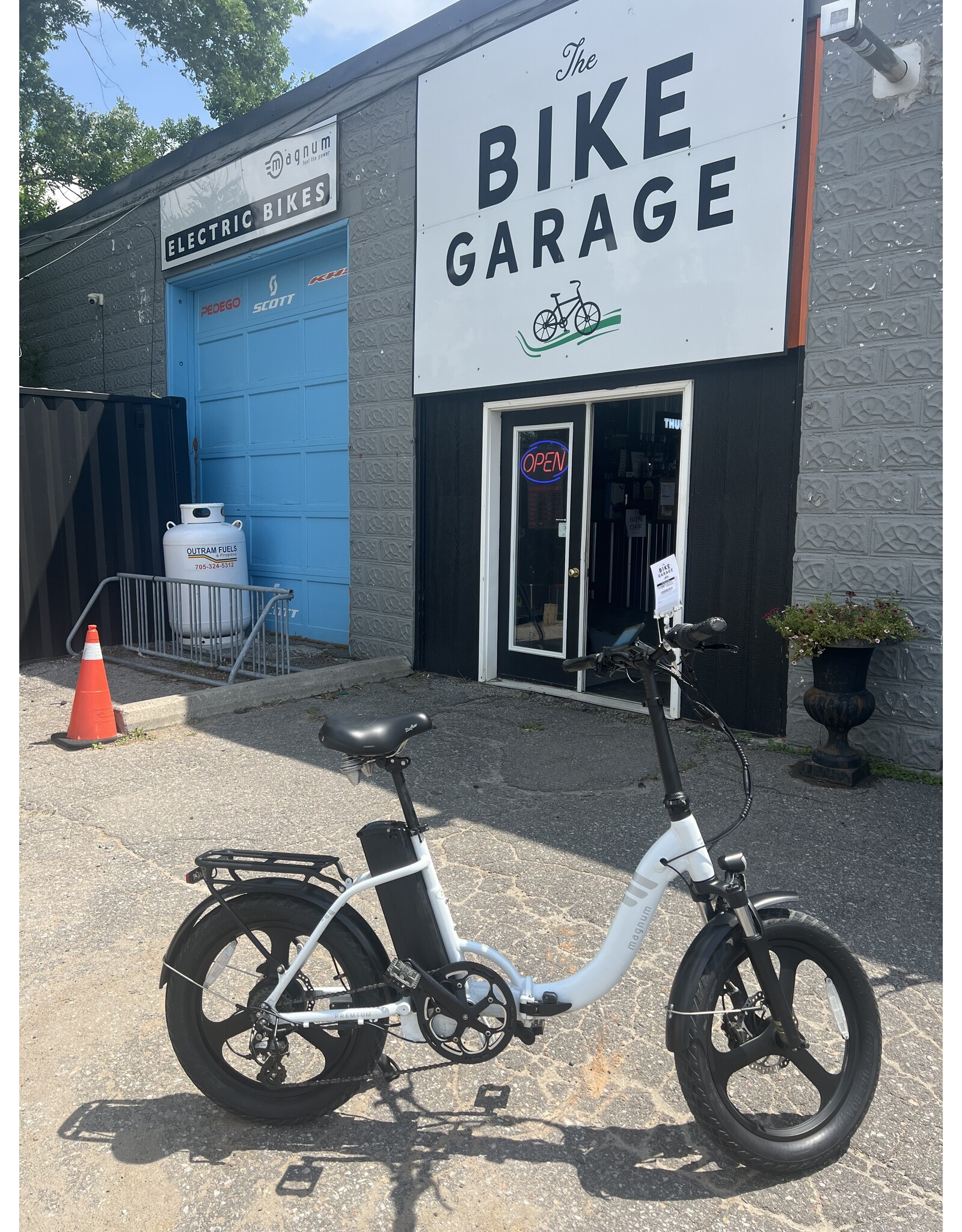 Magnum USED Magnum Premium 3  Low Step White (2 Month warranty)