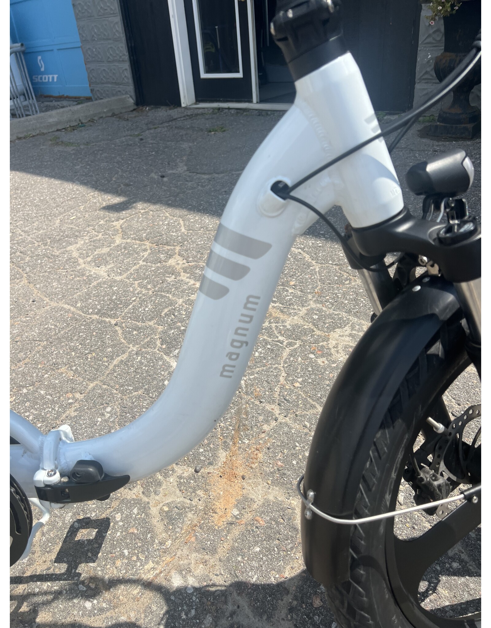 Magnum USED Magnum Premium 3  Low Step White (2 Month warranty)