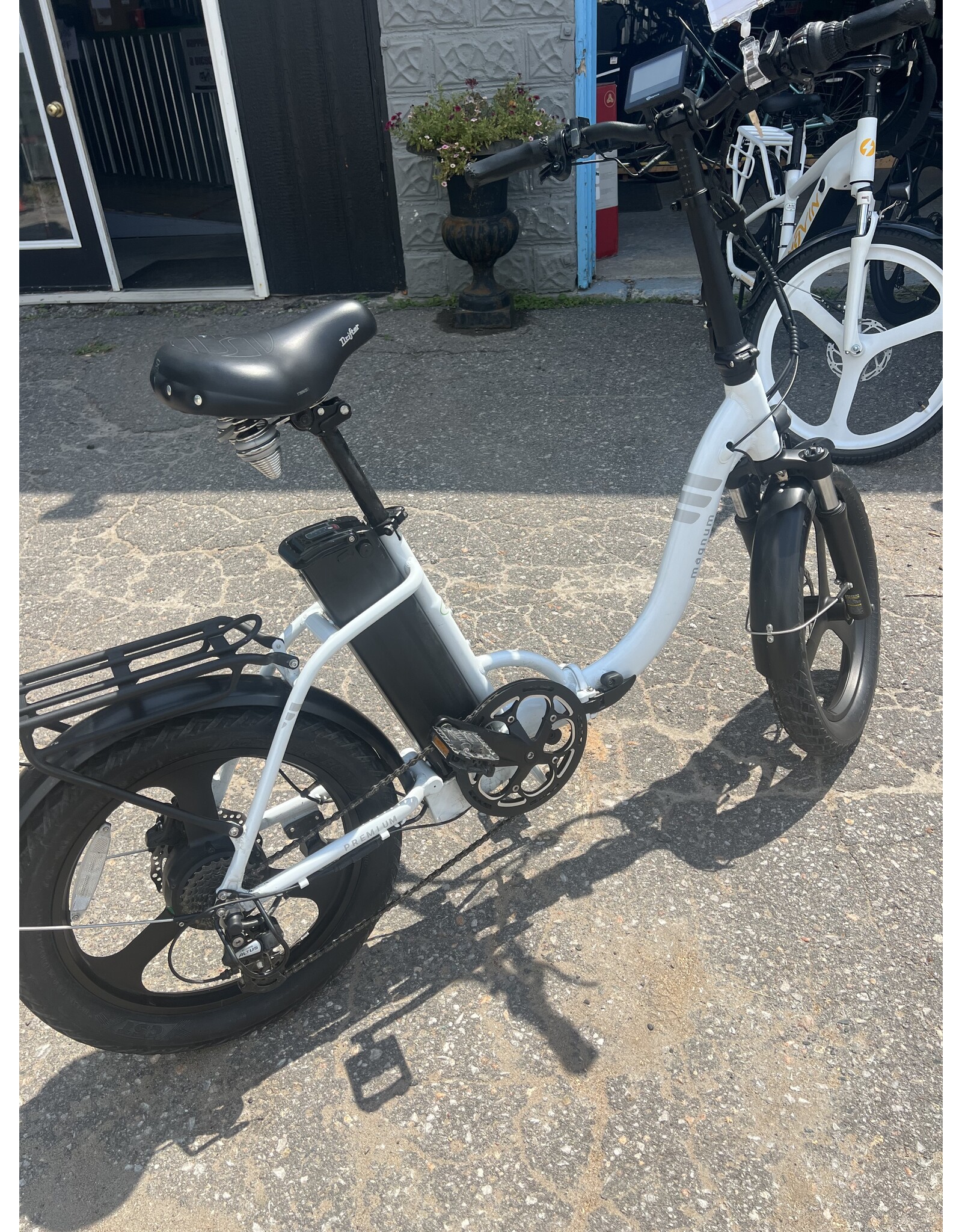 Magnum USED Magnum Premium 3  Low Step White (2 Month warranty)