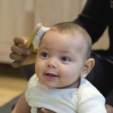 Brosse à cheveux et peigne pour bébé en bois