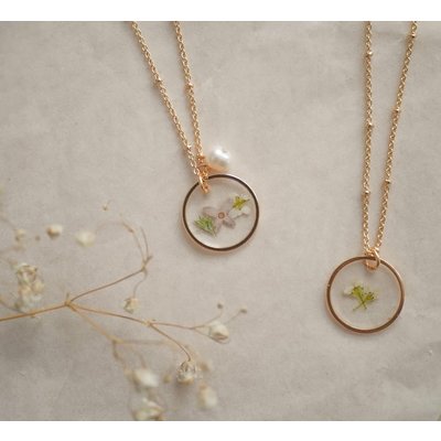 Collier de fleurs séchée avec perle en or plaqué