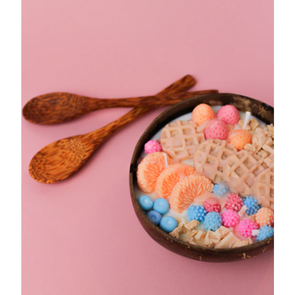 Pastel Nuage Chandelle aux couleurs éclatantes dans un bol en noix de coco