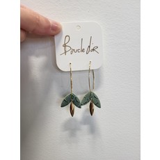 Boucle d'or Boucles d'oreilles - Argile polymère vert sur longue tige en or.
