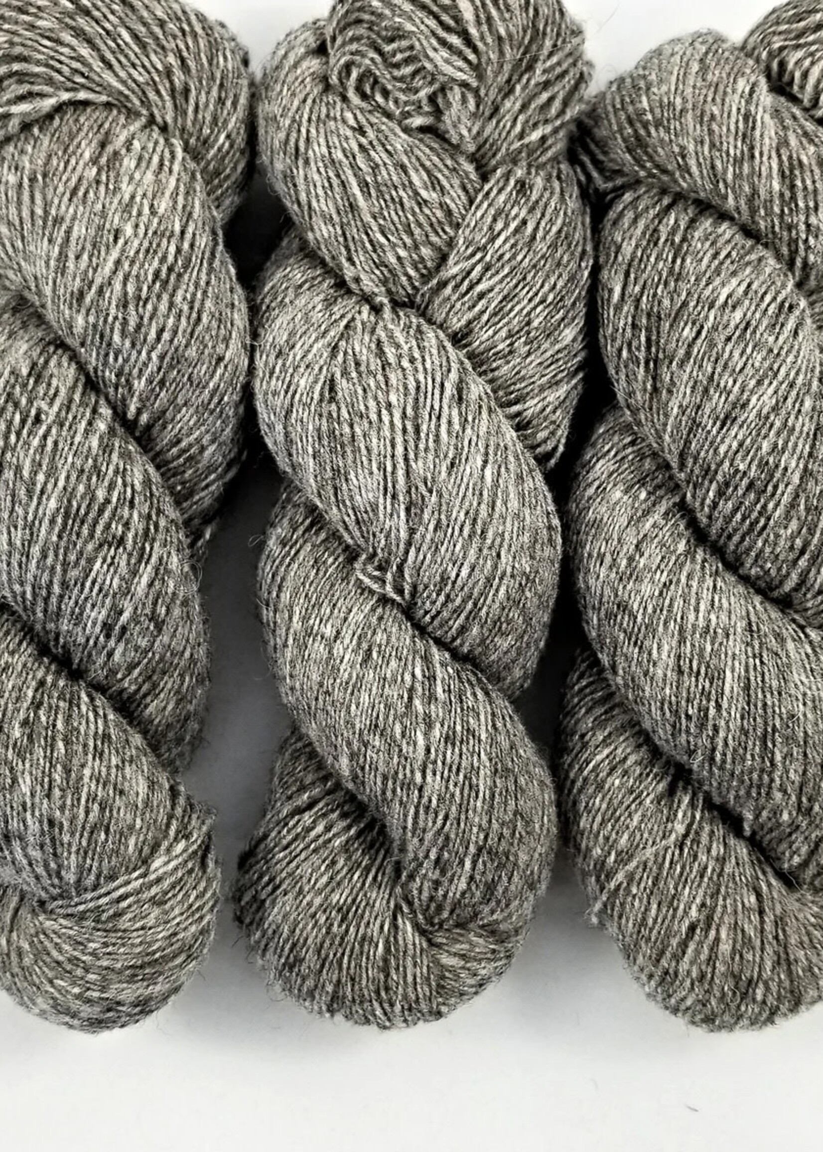 Custom Woolen Mills ltd Custom Woolen Mills - Mule Spinner 1-Ply Yarn - Medium Grey #03