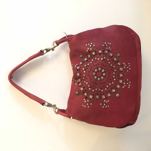 Campomaggi Genuine leather. Cross body w studs and laser serenoa. Red. Campomaggi Genuine leather. Cross body w studs and laser serenoa. Red.