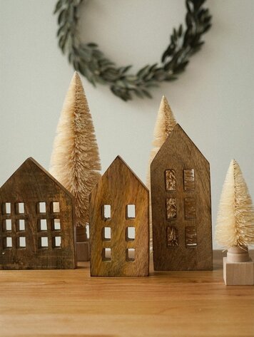 Natural Wooden Winter House Set 5