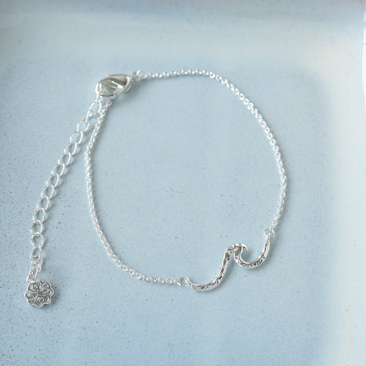 Tiny Wave Chain Bracelet
