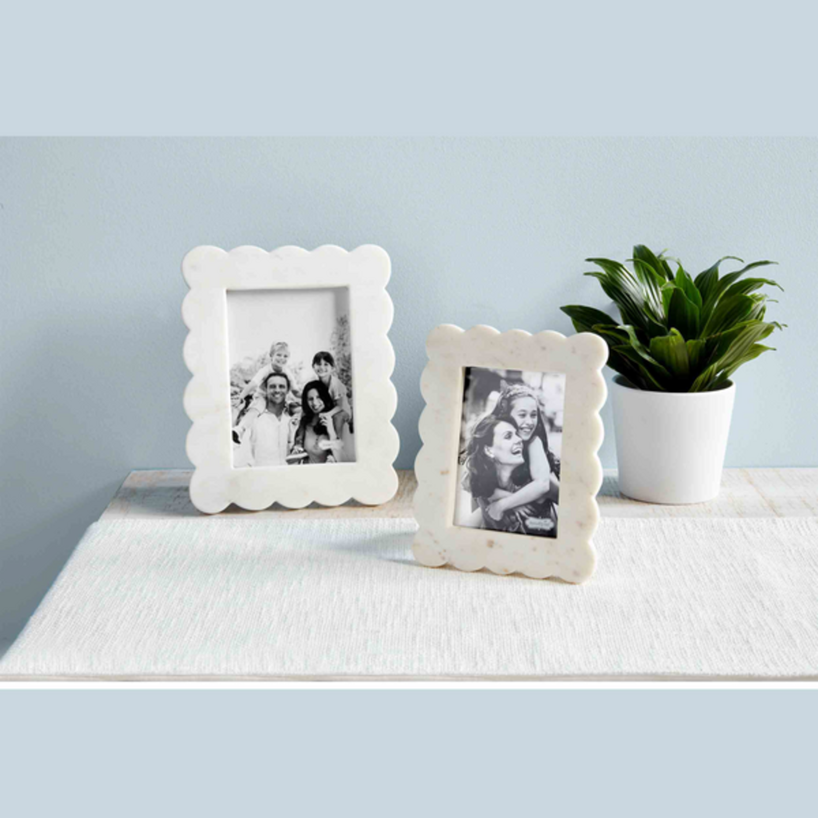 Small Scalloped Picture Frame