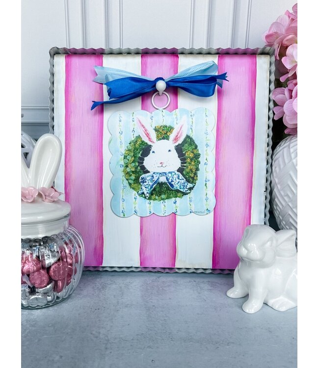 Round Top Mini Scallop Bunny In Boxwood Wreath Print