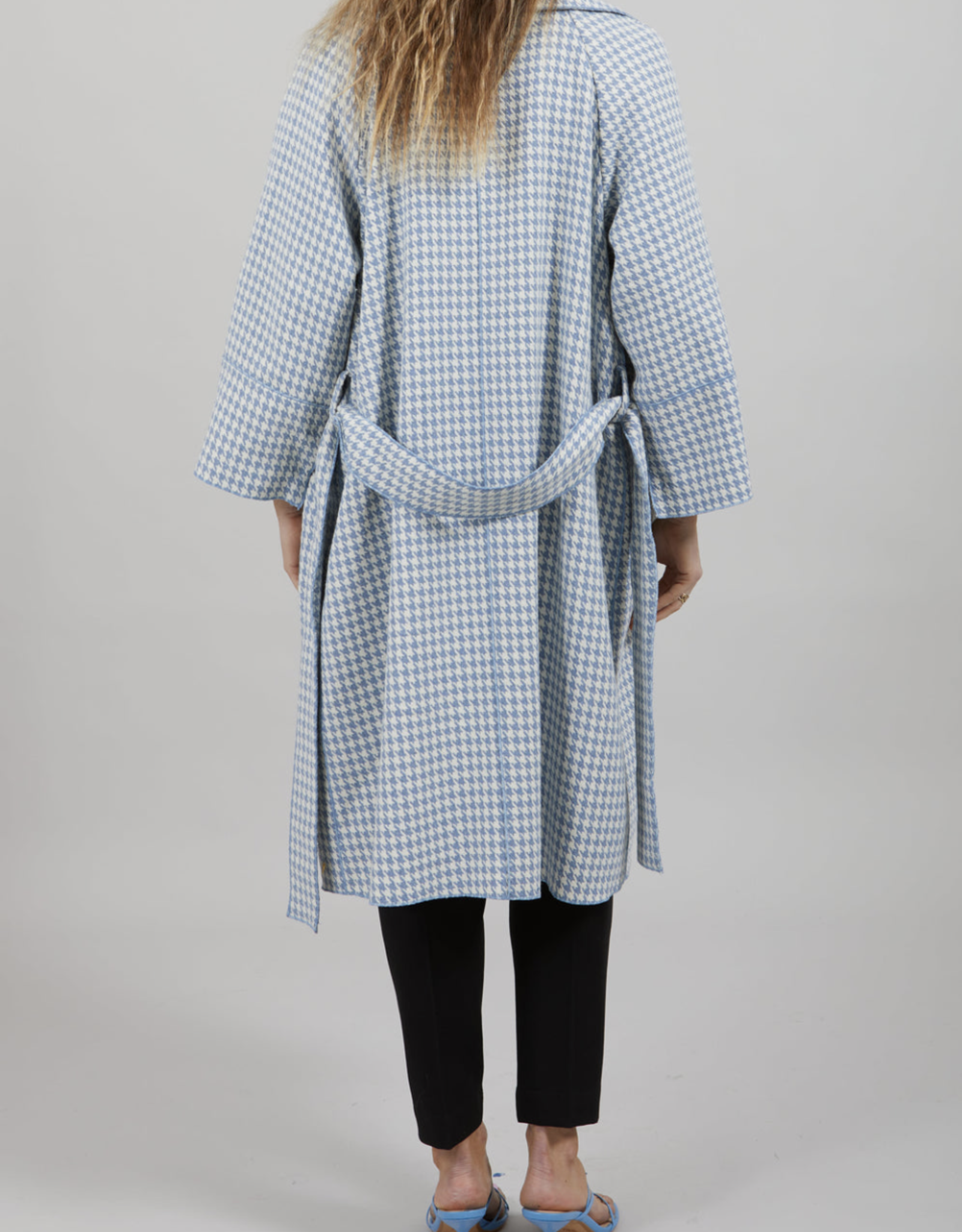 221-6106  Coat in houndstooth pattern