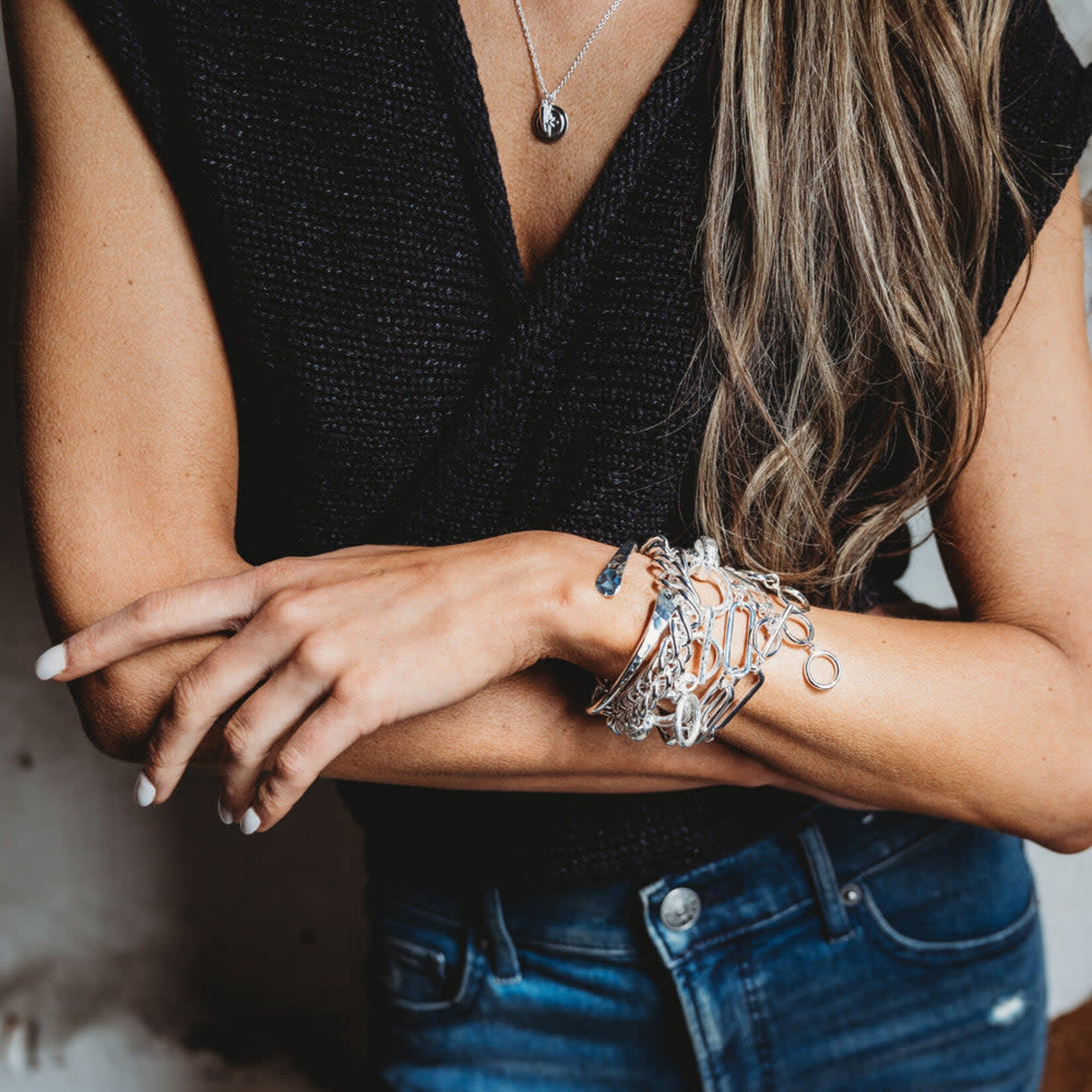 Leslie Curtis Jewelry "Aven" Twisted Bangle - Silver