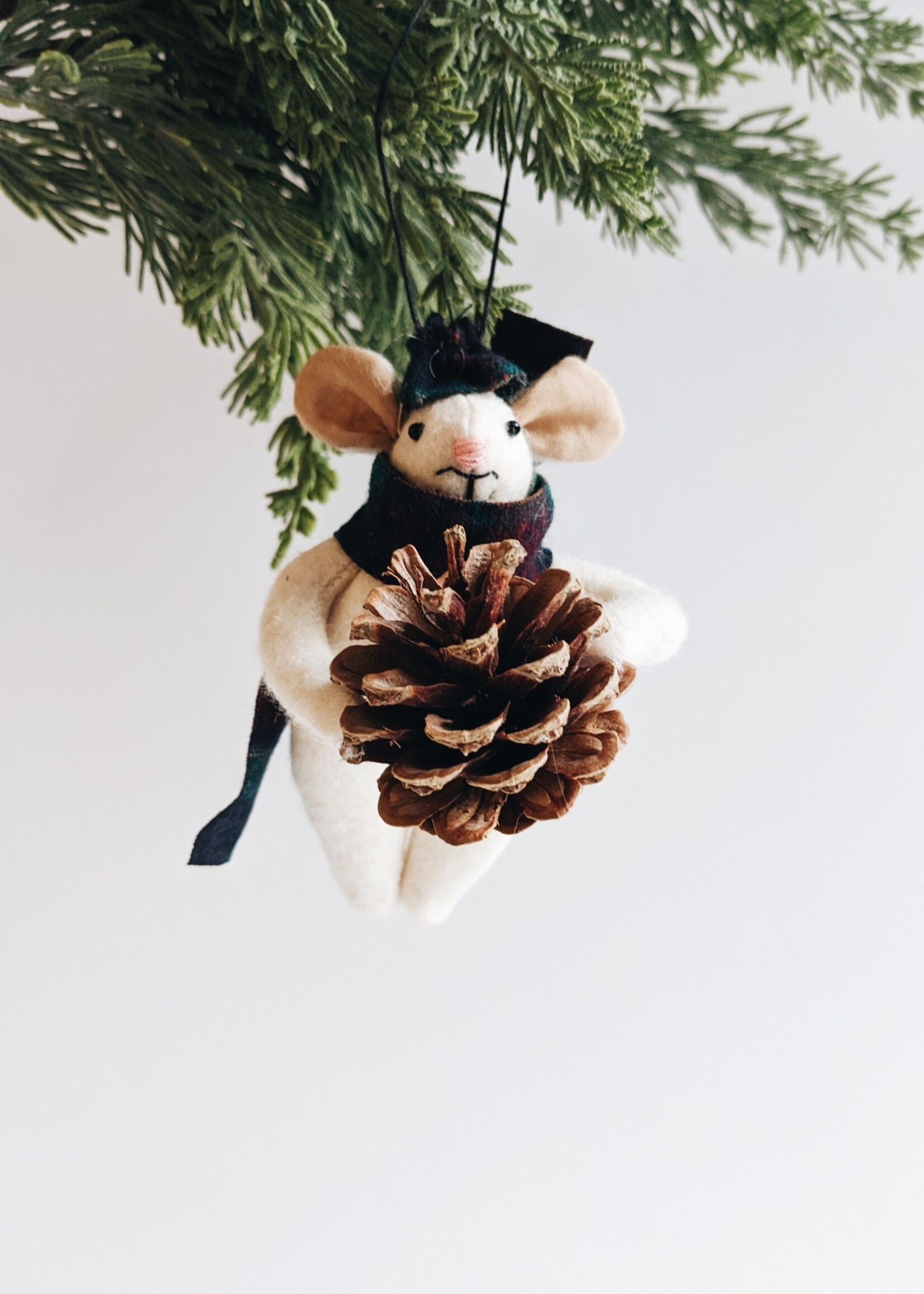 Mouse Ornament with Pinecone - Rouge Vert
