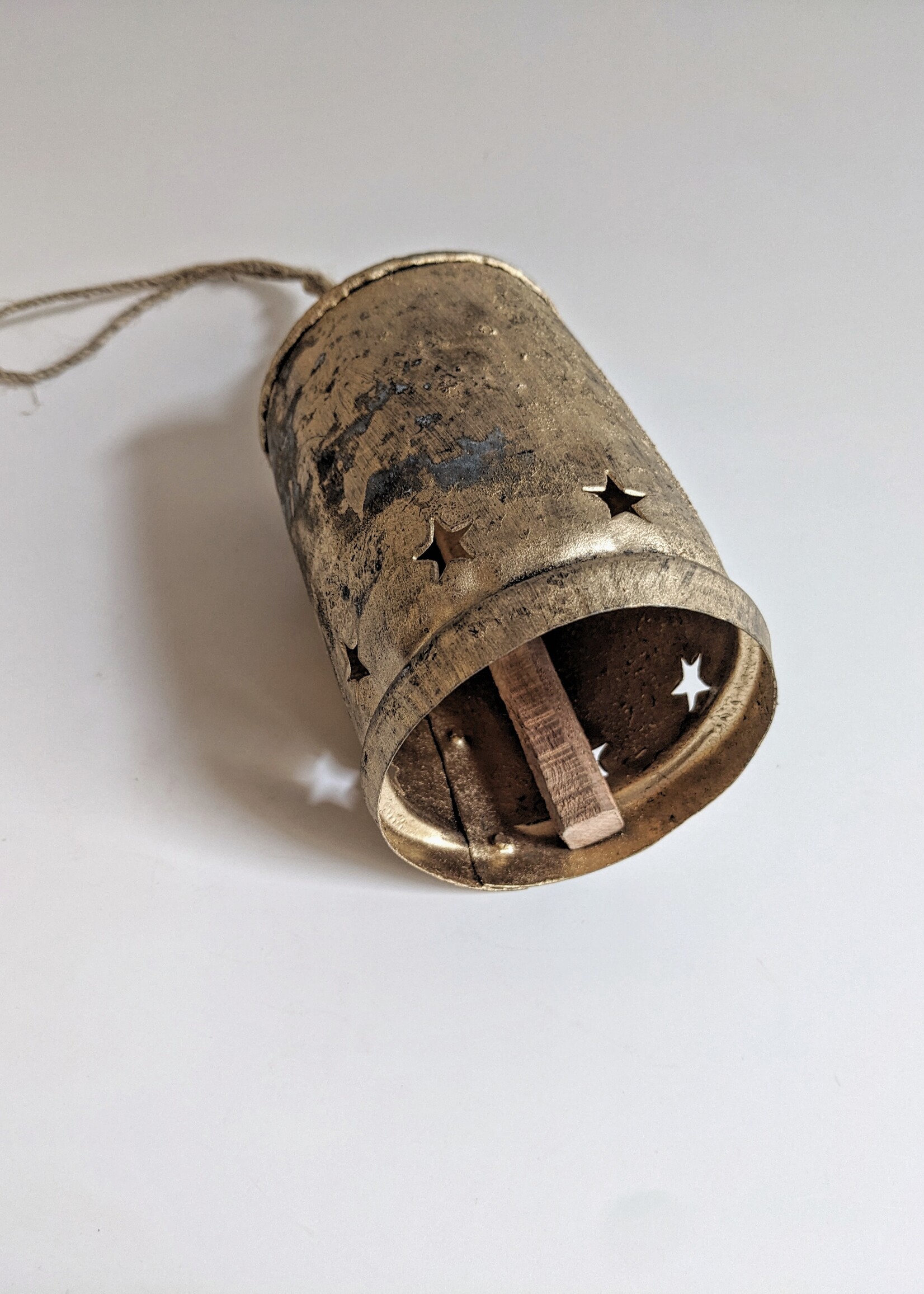 Cloche en Métal avec Étoiles Découpées