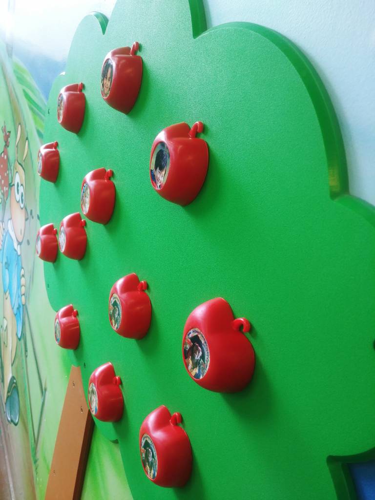 Children's Museum Factory The Magnetic Apple Tree of 12 Apples