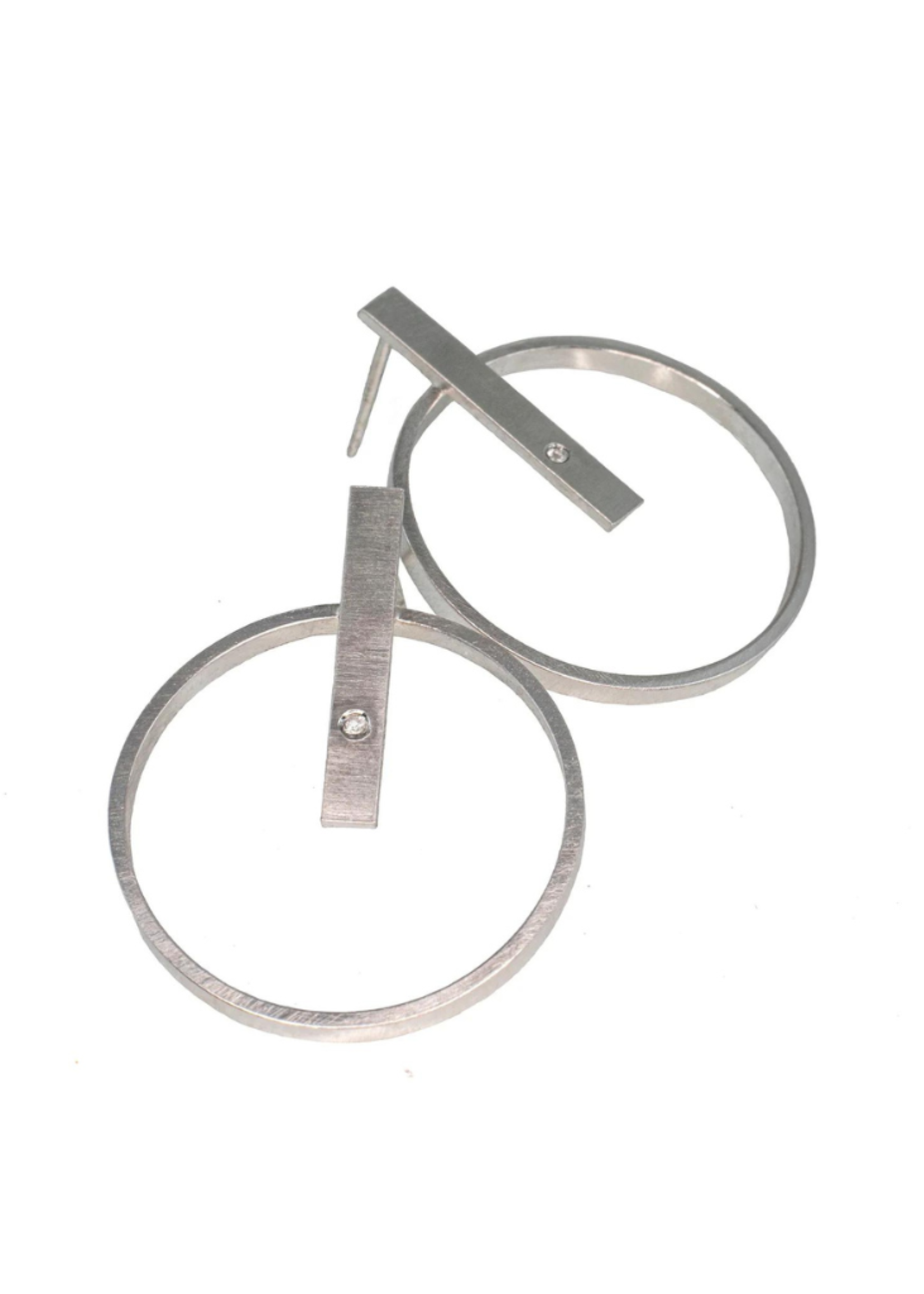 Eko Jewelry Design San Francisco-based jewelry artist Eko Wright’s artistic journey began when she became intrigued by the way a torch and tools can transform a sheet of metal into wearable art. Her style is minimalistic and airy, yet still makes a statement. To her, silver