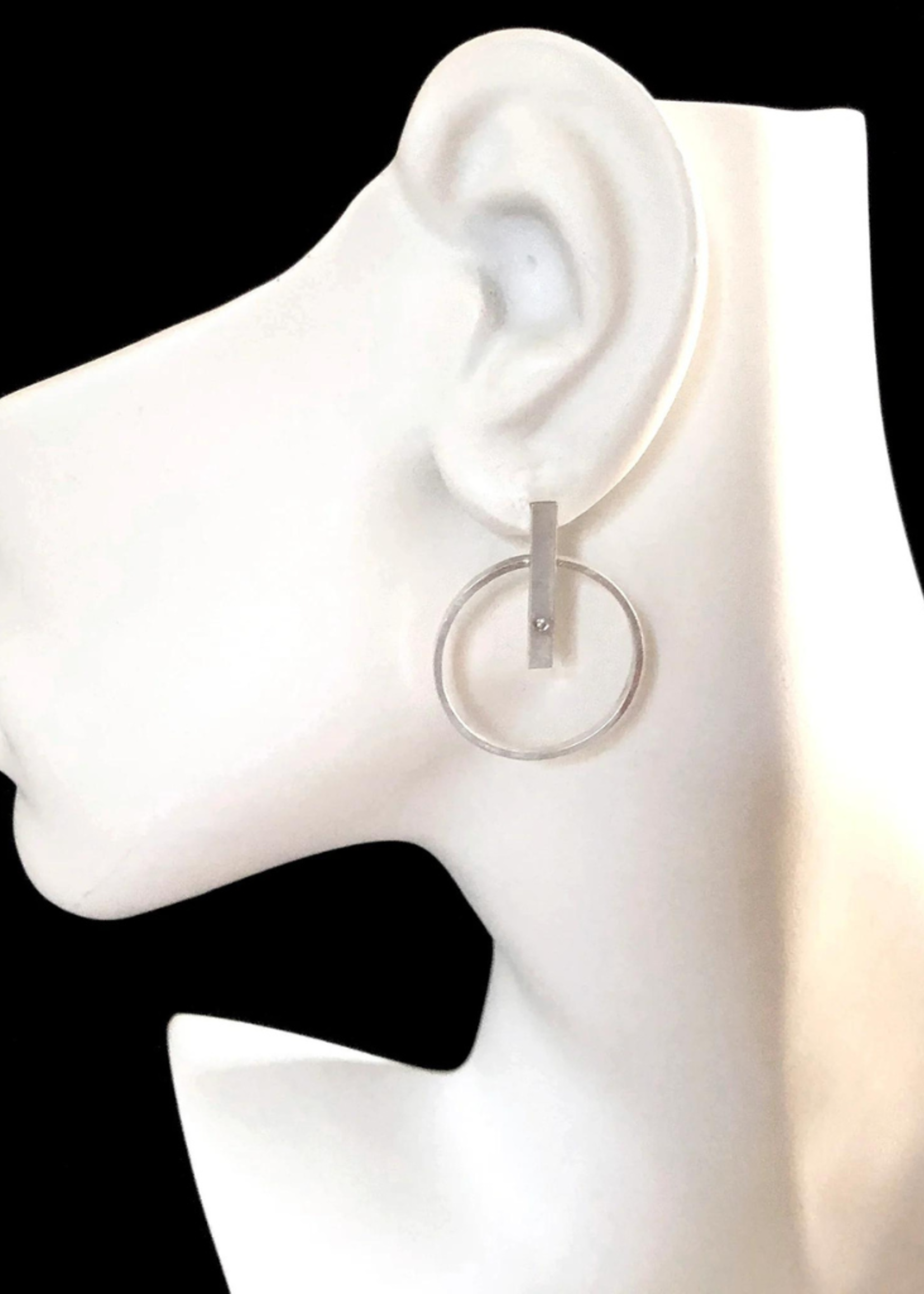 Eko Jewelry Design San Francisco-based jewelry artist Eko Wright’s artistic journey began when she became intrigued by the way a torch and tools can transform a sheet of metal into wearable art. Her style is minimalistic and airy, yet still makes a statement. To her, silver