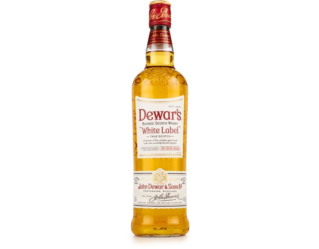 White label виски. Виски Dewars White Label Blue Finest Scotch Whisky. КУУЛКЛЕВЕР виски Дюарс белая этикетка. Дюарс имбирный. Dewars White Label цена.