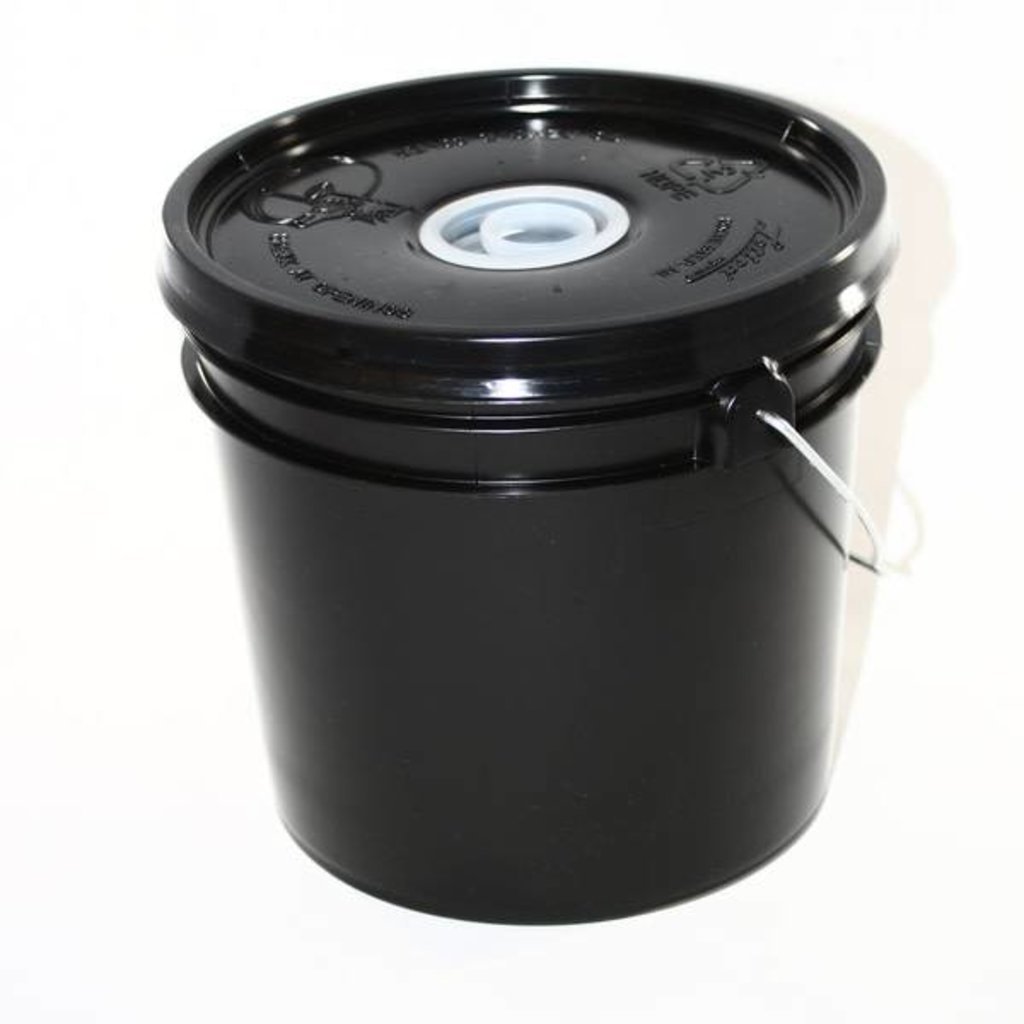 Feeder Bucket Black Plastic Plug top