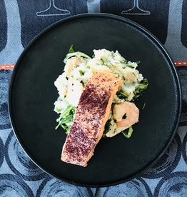 Saumon grillé sur purée de patate aux crevettes et roquette