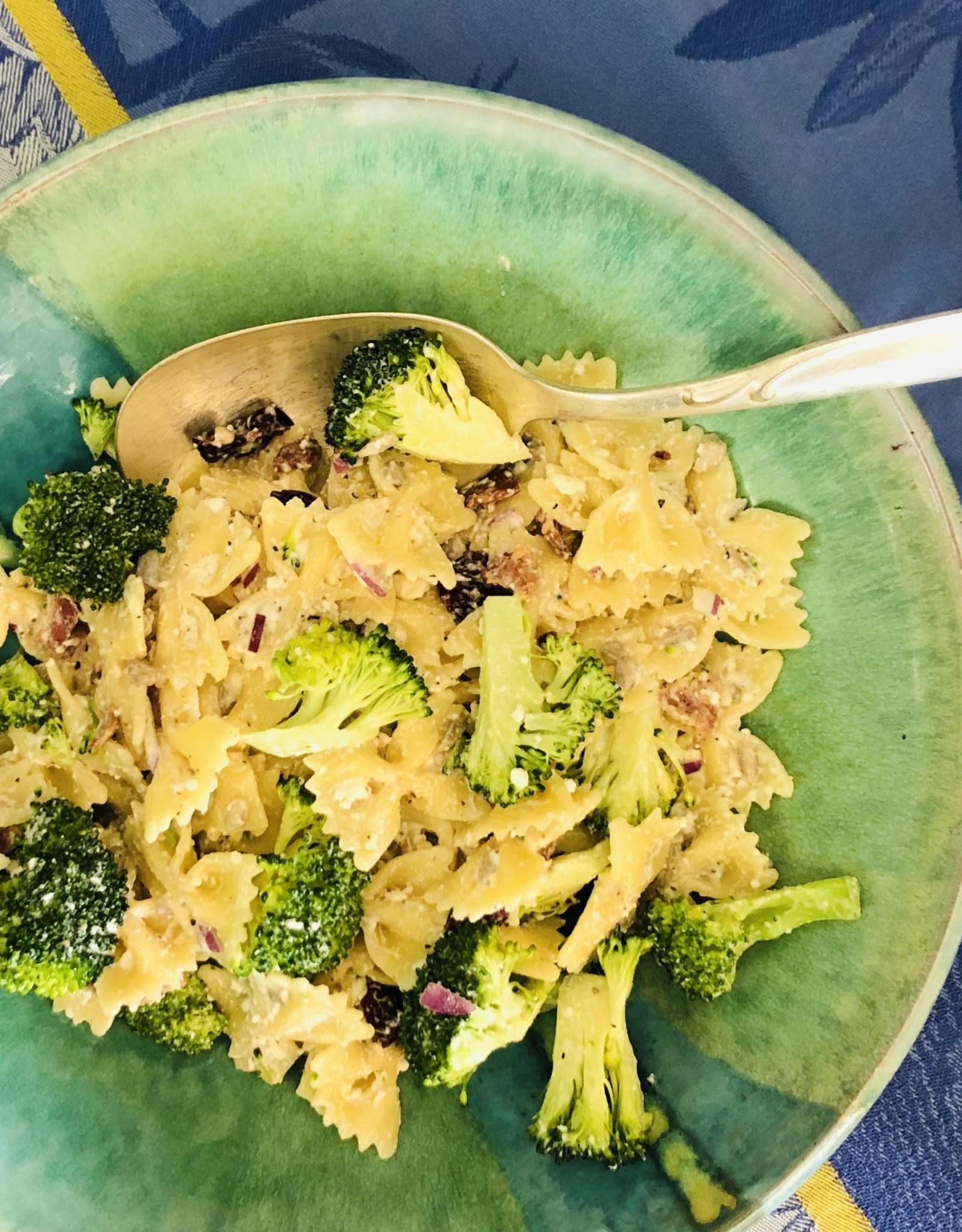 Salade de farfalle, brocoli, feta et bacon