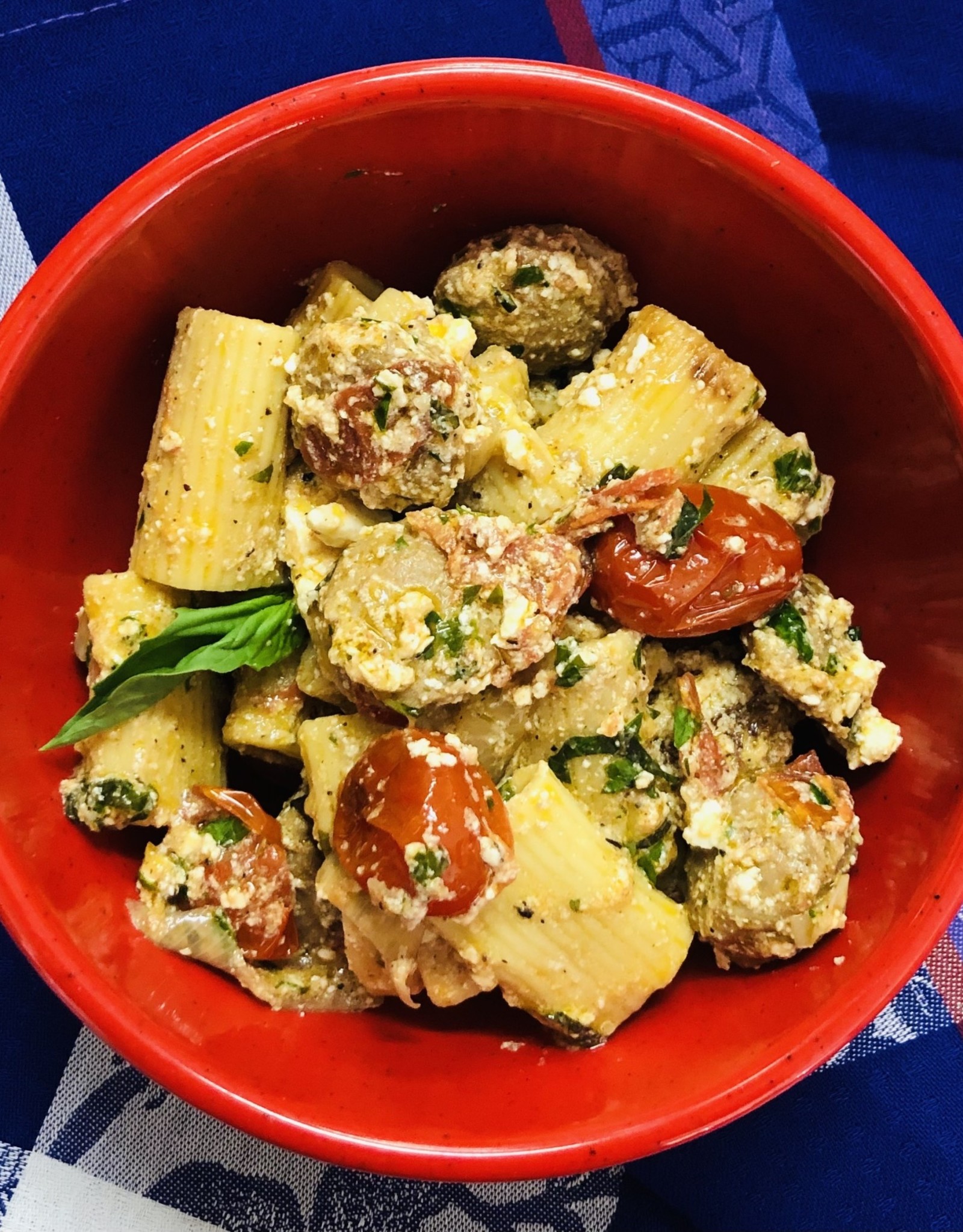 Pâtes aux tomates confites, saucisse et feta rôti