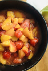 Compote à la rhubarbe, pêches, pommes et fraises