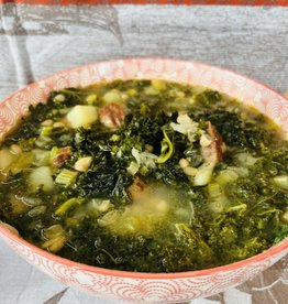 Soupe au kale, haricots et à la saucisse grillée