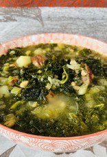 Soupe au kale, haricots et à la saucisse grillée